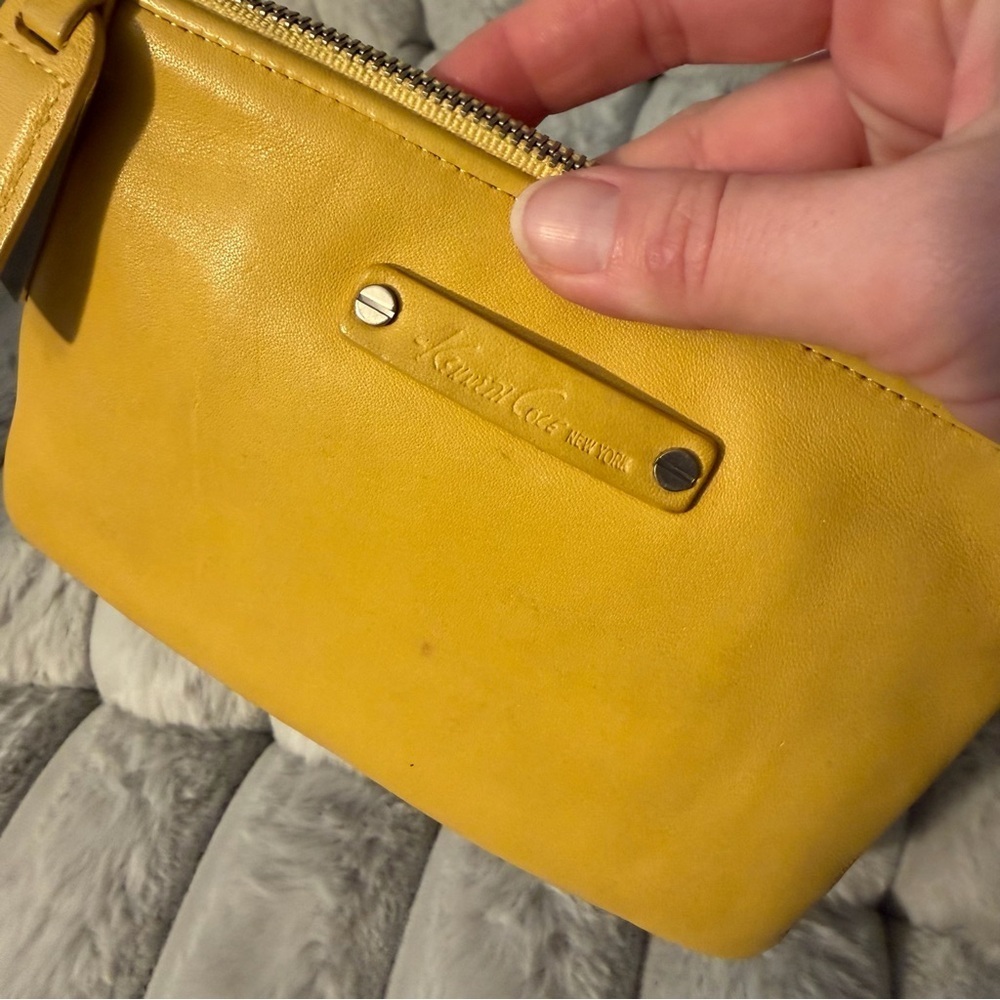 Kenneth Cole leather zip wristlet / wallet. - Picture 3 of 4